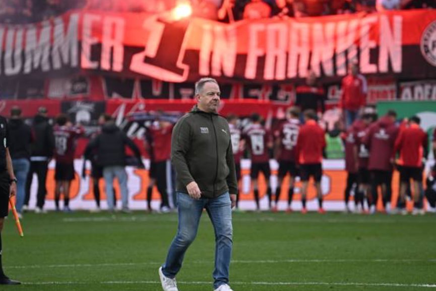 DasIstH0liwood's tweet photo. Ich weiß nicht was heute das Beste heute war?

- als während des Spiels die ganze Bank bei „wer nicht hüpft der ist ein..“ mitgehüpft ist 

- als beim Schlusspfiff Valentini mit „Nr 1 in Franken“ Schal aufs Feld gestürmt ist 

- dass wir endlich eine schlaue Mannschaft haben und die Gegner zur Weißglut gebracht haben 

- dass sich die Fürther Bank nach Schlusspfiff wirklich beim Schiri beschwert haben 

- dass wir Franken endlich eingeordnet haben 

Franken ist 🔴⚫️ !! #fcn