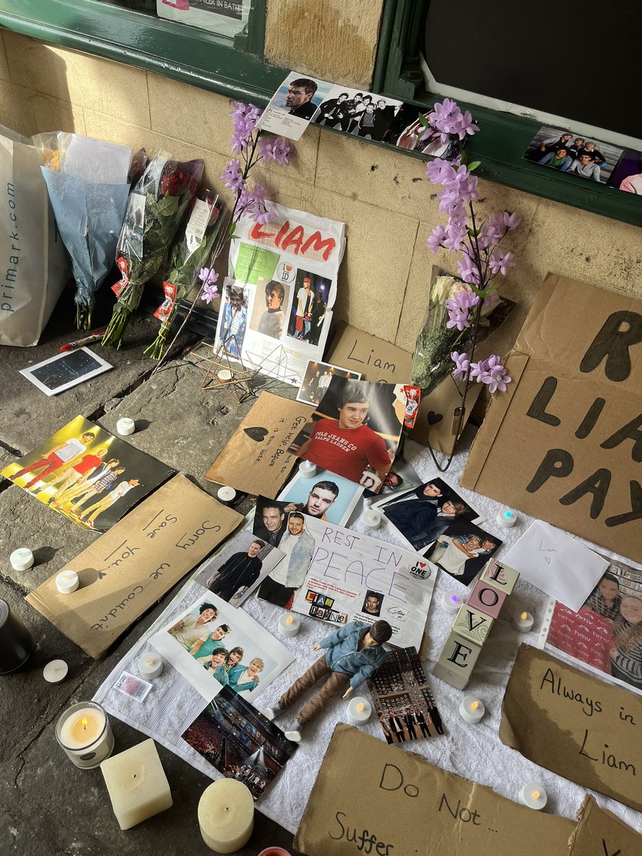 indiawesthoffx's tweet photo. Liams memorial in Bath today 🕊️❤️ #Liam_Payne #liammemorial #bath #OneDirection https://t.co/alPLclDcKG