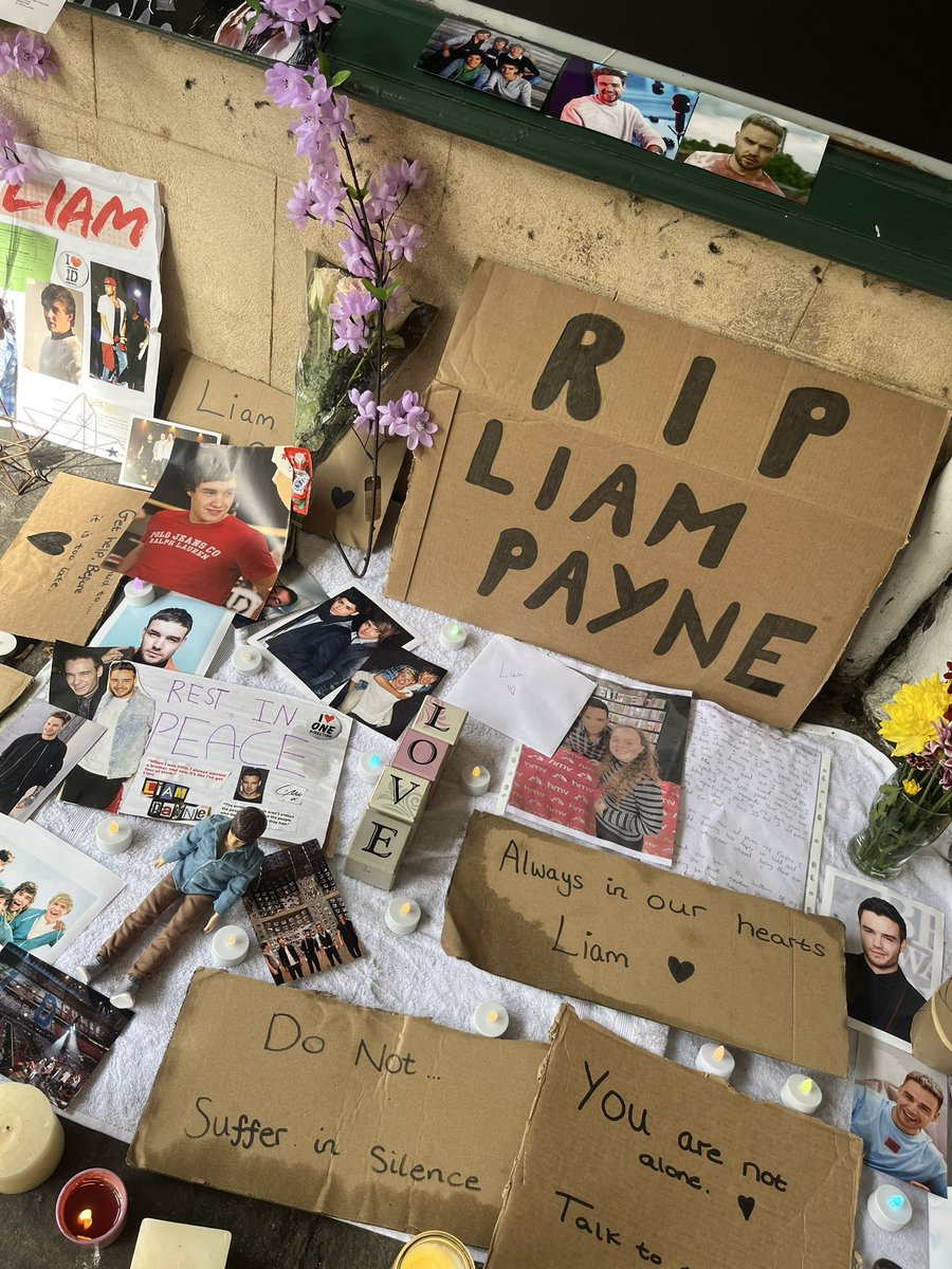 indiawesthoffx's tweet photo. Liams memorial in Bath today 🕊️❤️ #Liam_Payne #liammemorial #bath #OneDirection https://t.co/alPLclDcKG
