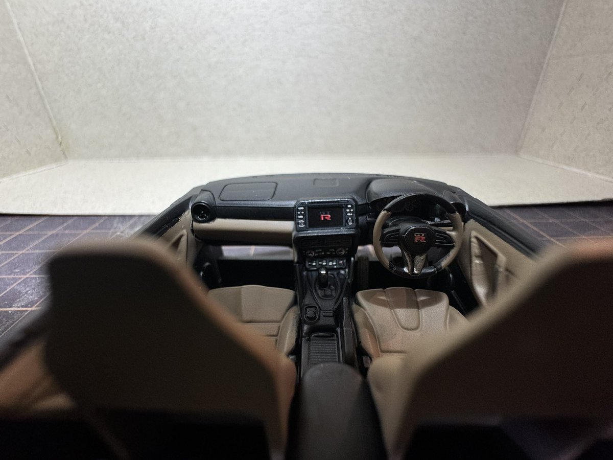 KiyoPko's tweet photo. 楽プラのGT-R制作中。完全に楽プラなめてました。めっちゃいいぞ。ちょっと弄っただけでこの再現度。 https://t.co/40GREaiSYW