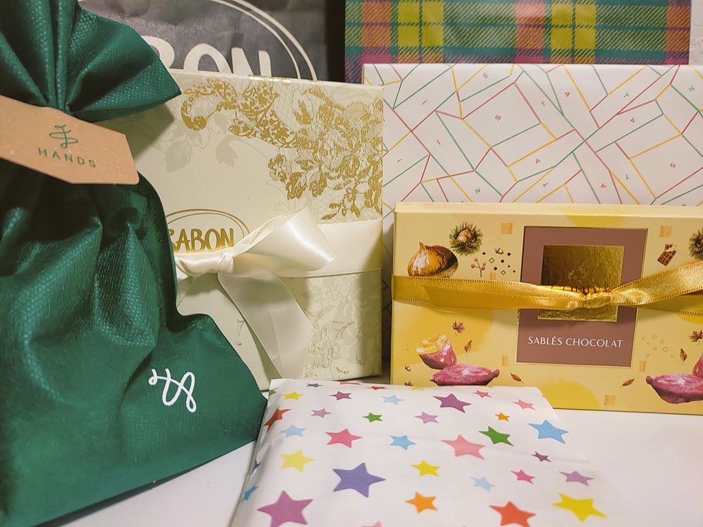 maeedaaa's tweet photo. 差し入れとお手紙もありがとうございます🫂（ハグして回りたい気持ち）
素敵なものいっぱいすぎてもったいないぜ〜😭😭😭😭
大事にします！！！！！！！
お手紙は今までのも読み返したりしてるのでこれからも生きる糧！！！！！！
うましかて！！！！！！！！！！！ https://t.co/zgMBGsDKlQ