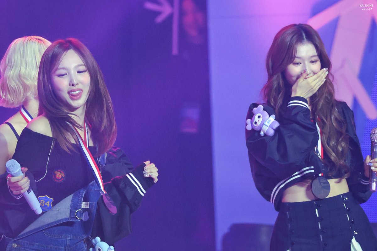 SaShine_SANA's tweet photo. 241020 FM

After the kiss. Lol 🤣

#트와이스 #사나 #TWICE #SANA #サナ https://t.co/CZvpPKPGhs