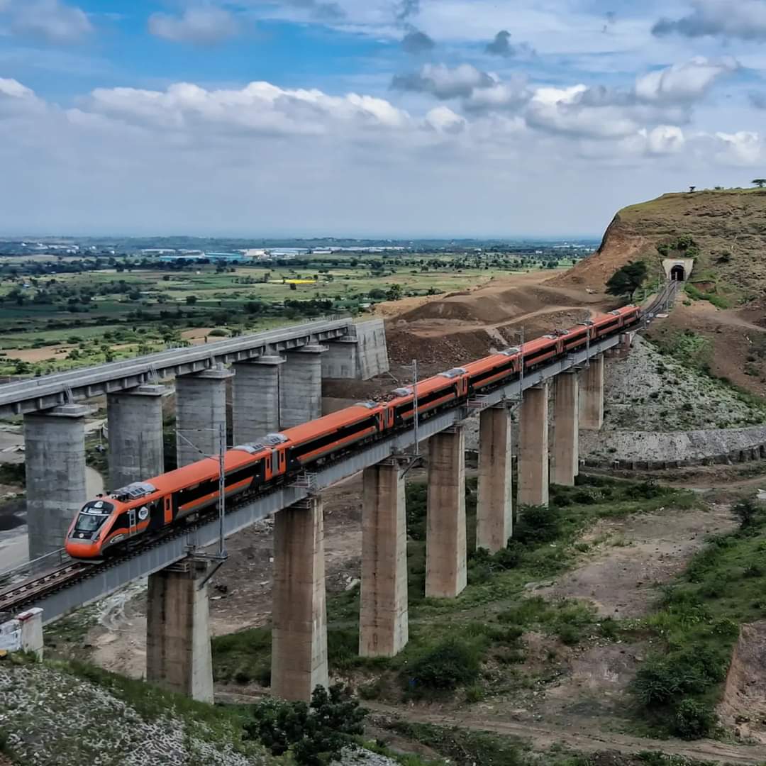 20669 Huballi Pune Vandebharat in Shindawane Ghat.
#raildrishti #VandeBharatTrain <a href="/Ananth_IRAS/">Ananth Rupanagudi</a> <a href="/drmpune/">DRM Pune</a> <a href="/SWRRLY/">South Western Railway</a> <a href="/Central_Railway/">Central Railway</a> <a href="/mini/">MINI</a>