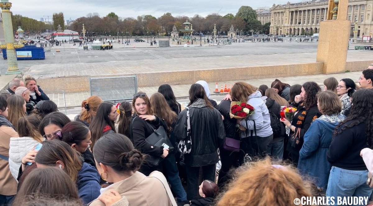 CharlesBaudry's tweet photo. 📸Des centaines de fans se sont rassemblés dans les Jardins des Tuileries à #Paris pour honorer la mémoire de #LiamPayne, chanteur britannique et ex-membre de #OneDirection, décédé ce mercredi 16 octobre à 31 ans après une chute fatale depuis un hôtel en Argentine. https://t.co/sLxLkW9dTF