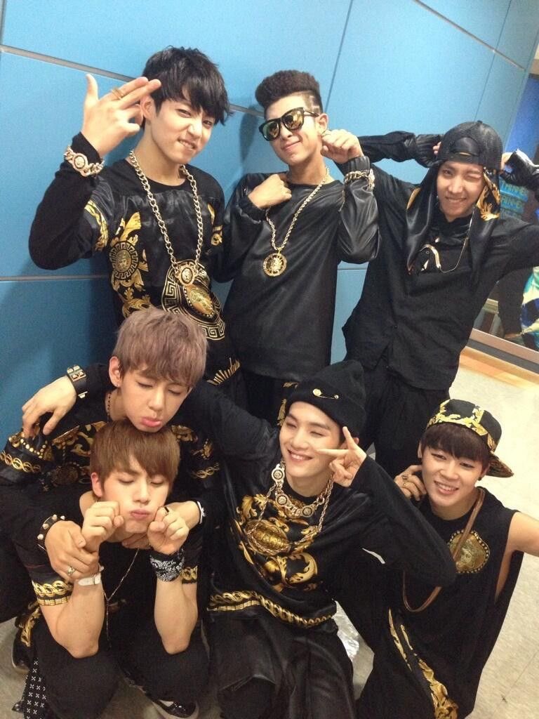 Jkookjanet's tweet photo. #BTSis7  
Desde el día uno hasta el fin BTS siempre serán 7. 
#BTS_ARMY 
#YoongiNeverWalksAlo https://t.co/EEzuUXzD3X