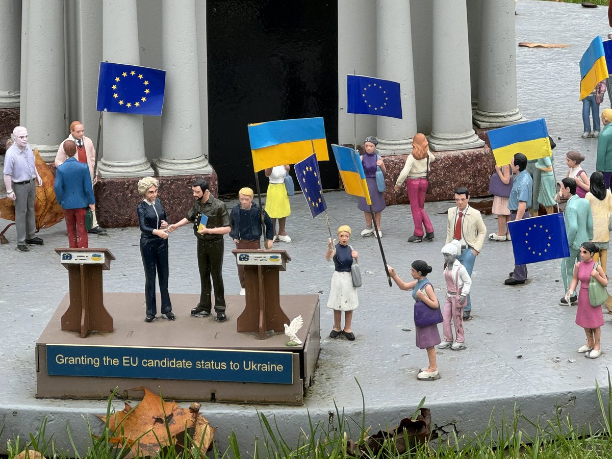 DaveKeating's tweet photo. There's also now an Ukraine section, with a little mini Von der Leyen and Zelenskyy.
Ukraine (along with the UK) is the only non-EU country to be featured in the park. https://t.co/92TuTcmo6Z