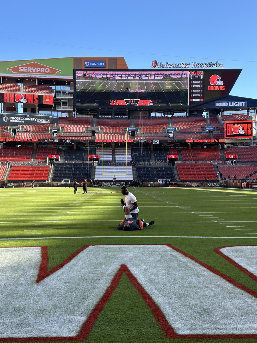 AndrewSiciliano's tweet photo. Nick Chubb will play football today for the first time in 398 days.
@Browns https://t.co/Syr9hd6fiG