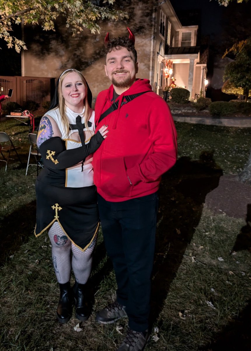 danieIinu's tweet image. get you someone who will dress as a somewhat obscure reference to your favorite youtubers just bc it makes you happy