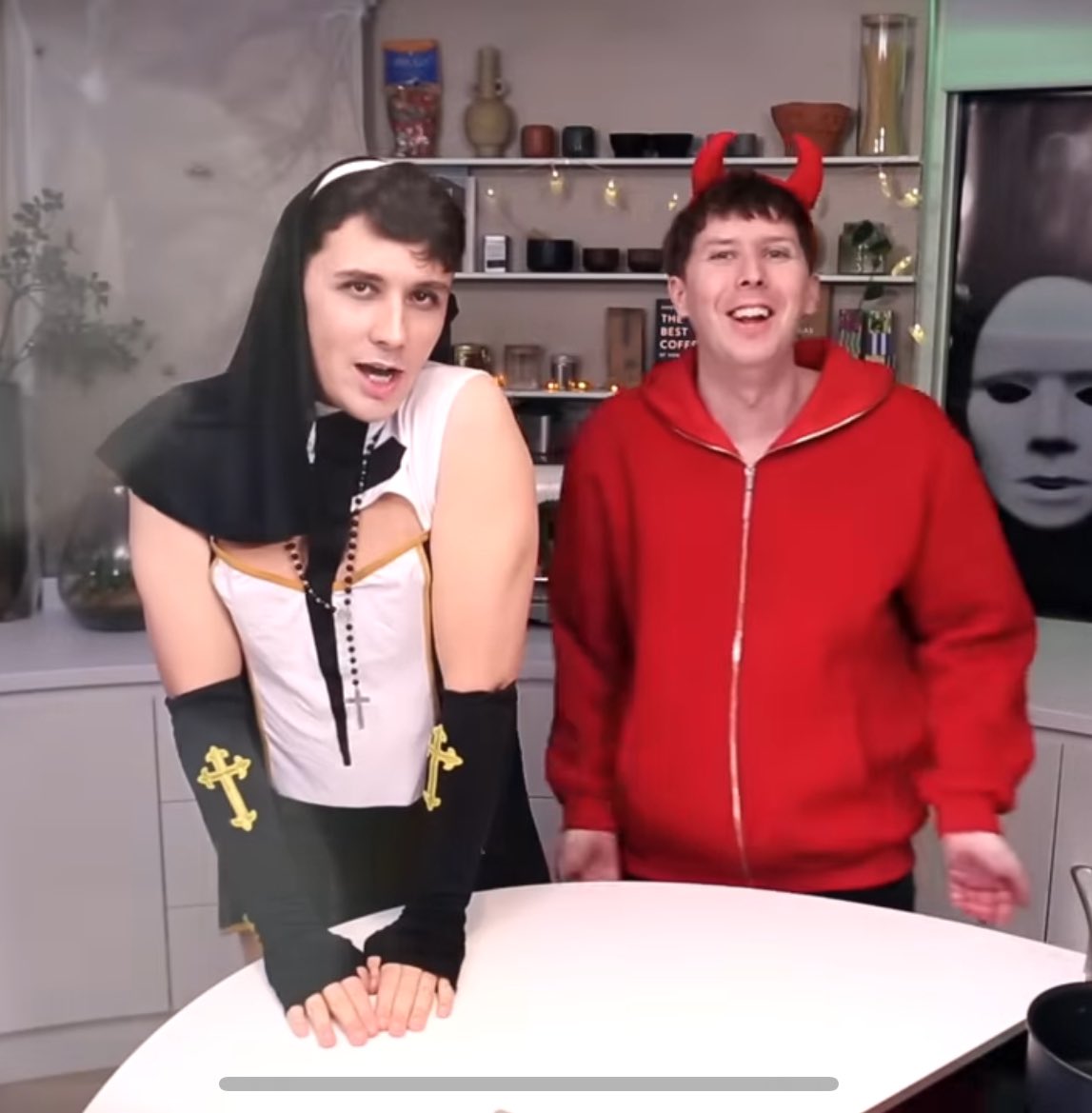 danieIinu's tweet image. get you someone who will dress as a somewhat obscure reference to your favorite youtubers just bc it makes you happy