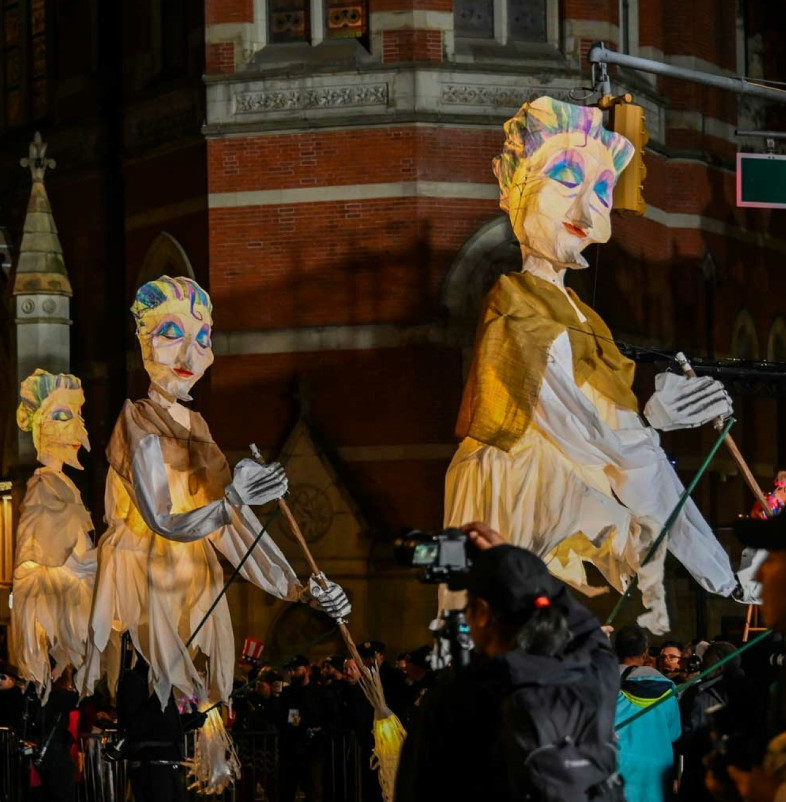 ResidenceInnWTC's tweet photo. New York's 51st Annual Village Halloween Parade is less than two weeks away! 🎃 It starts at Canal St and 6th Ave on Halloween night at 7pm.

Learn more here: https://t.co/5GJJJccSfG

📷: @nychalloween https://t.co/2TuHDpd7u6
