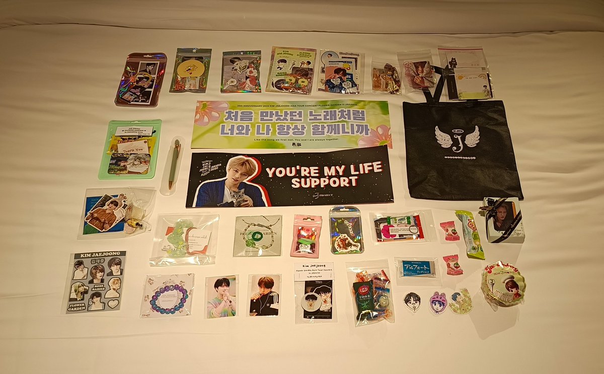 s3adolphin's tweet photo. Finally got some free time to take a pic of all the freebies I got yesterday! Thank you so much guys! Especially for bebemiflower, @candys969 , weseausoon, @wasabichocotako , @Jae___Na , @dcieyuu , @inituhonyi , @go_ringo_rin , jaejoongpose, @NJjaeje_ , @dheaamcass , and Venus 🫶 https://t.co/ZKXrM2G6cX