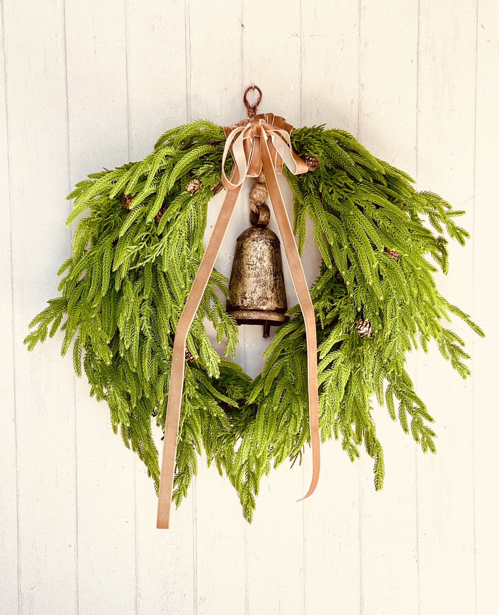 flwrgardengifts's tweet image. Cascading Winter Neutral Christmas Wreath made with
Real touch Norfolk Cedar Pine, mini pine cones and bell*** Accented with gorgeous brown velvet ribbon 

#christmas #wreath #neutraldecor #holidaygreenery #pine #christmasdecorating #winterdoors #flowergardengifts