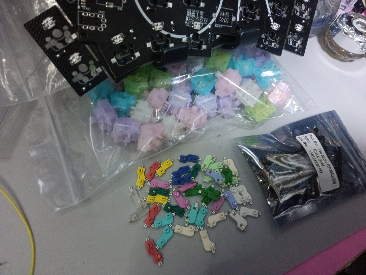azulee's tweet photo. 久しぶりに組み立てを進めた #KLOR #自作キーボード 。遠近両用メガネになってから、表面実装ダイオードの上下を間違ってはんだ付けしてしまったりですね、年を感じたり感じなかったりしています。キースイッチは色ばらけて付けしようと思うので、ソケットも手持ちにある色をランダムにつけてみよう。 https://t.co/sr1EyCGEI8