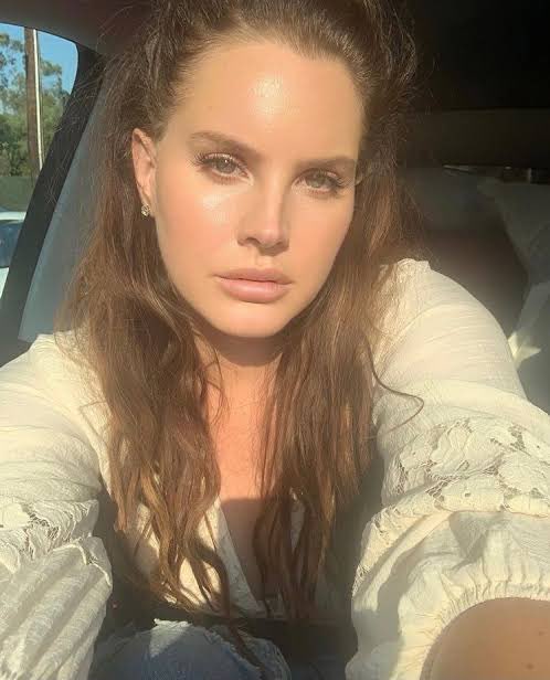 LDRWorld1's tweet photo. CURTINDO O MARIDO! Lana Del Rey está há um mês sem postar no Instagram. 😞 https://t.co/HrCcokgWjo