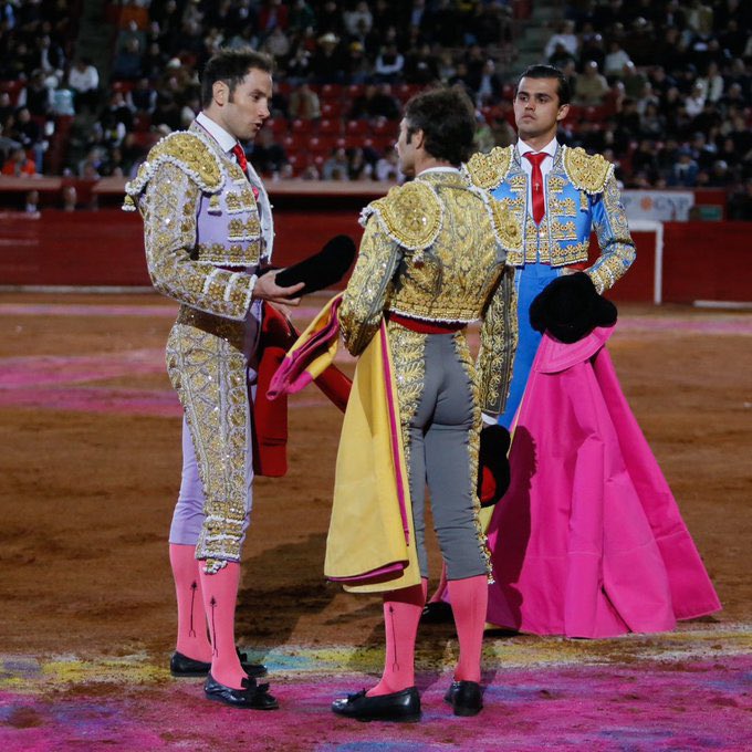 En <a href="/LaPlazaMexico/">La Plaza Mexico</a> Corrida de las Luces Toros de Villacarmela, Los Encinos, Santo Tomás, Fernando Lomelí, Santa Inés, Santa María de Xalpa, Fernando Robleño confirmó alternativa silencio/silencio, Arturo <a href="/mata_asaldivar/">Arturo Saldivar Romo</a> ovación/silencio y <a href="/DiegooSaanchez/">Diego Sanchez</a> palmas/ovación y herido