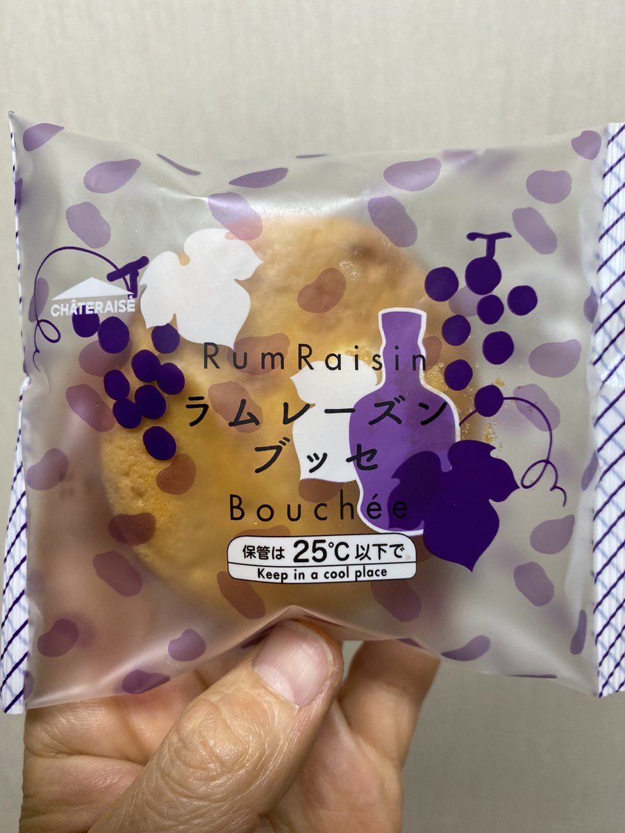 icemantorao's tweet photo. #Chateraise #puffpastries
I ate Rum raisin puff pastries
Fluffy puff with rum raisin cream between them
Cream and puff were sweet and delicious
It was a puff pastry that went well with coffee
I'd like to buy it again next time https://t.co/sxCzyZgdzr