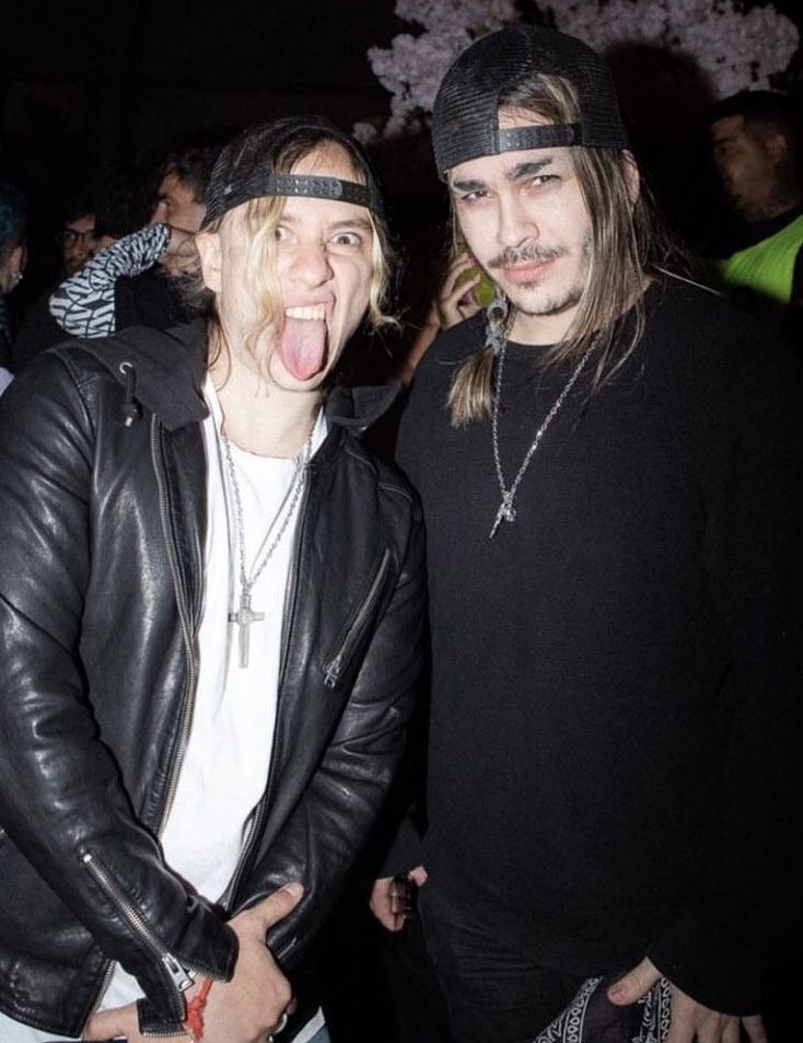 los sardellis con la gorrita para atrás>>