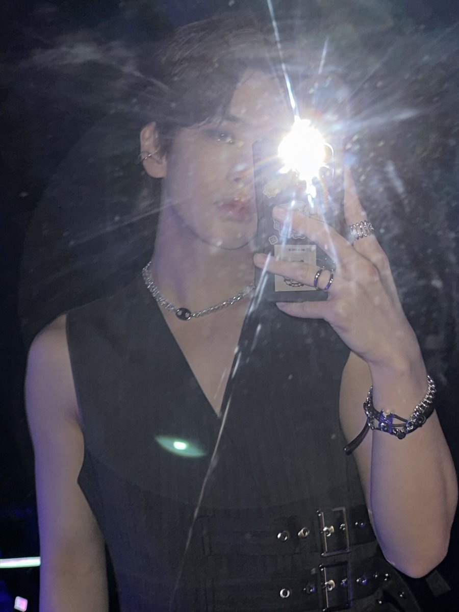 CRAVITY_twt's tweet photo. 多謝 LUVITY~!! 🙏💕
這次來到香港跟大家留下了很多美好的回憶 覺得特別幸福 🥰
希望LUVITY也能永遠待在我們的身邊一起度過許多美好地瞬間喔！！ >.< 
LUVITY世一！愛你～😘
#CRAVITY #ALLEN #크래비티 #앨런 
#BEYOND_YOUR_MEMORIES 
#BEYOND_YOUR_MEMORIES_HK https://t.co/xVArpwGcK0