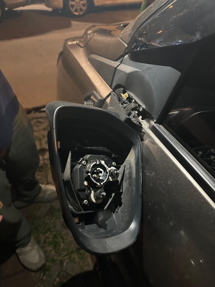 natalina2288's tweet photo. Jadi TNI itu gini ya, bukannya melindungi malah merusak. Barusan rombongan konvoi kalian @tni_ad nabrak mobil kami di Pancoran. Emang Negara ini mau perang kah sampe nabrakin gitu? Ini kami sdh minggir masih aja kena tabrak lho. INI YANG GANTI RUGI SIAPA?? TANGGUNG JAWAB KALIAN https://t.co/dFGFoeFnNG