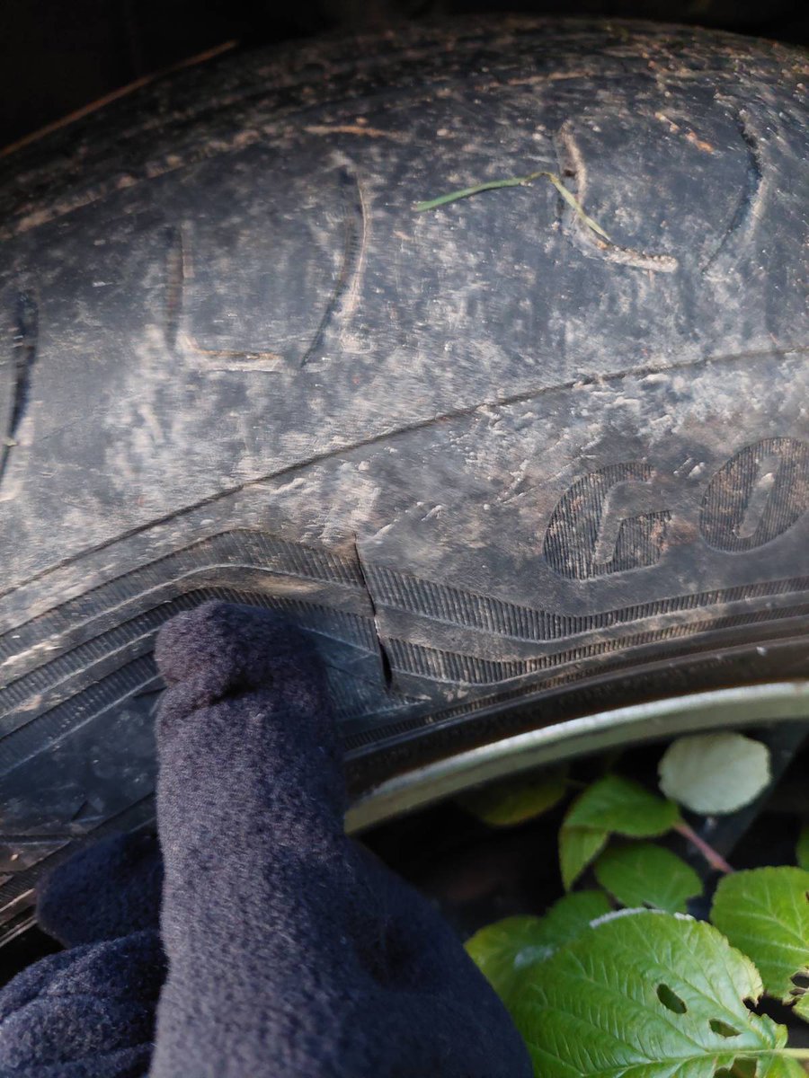 Pojechali ratować ludzi.
Ktoś w tym czasie przebijał opony w ich aucie.  
Ratownicy <a href="/PodlaskieOPH/">POPH</a> wciąż czekają na funkcjonariuszy Policji i Żandarmerii Wojskowej.