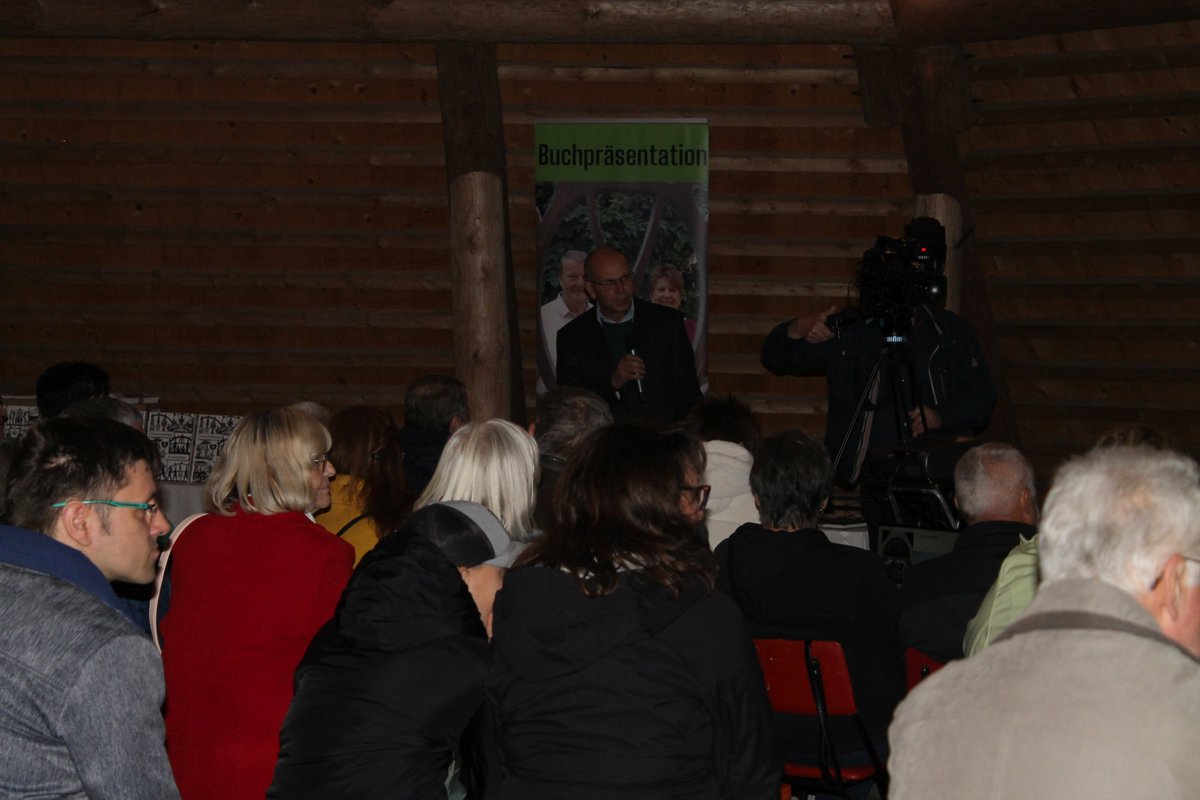 Die #Ausstellung zu den #Ortsschwibbögen eröffnet. Im Huthaus und im #Pferdegöpel #Johanngeorgenstadt
eröffnet