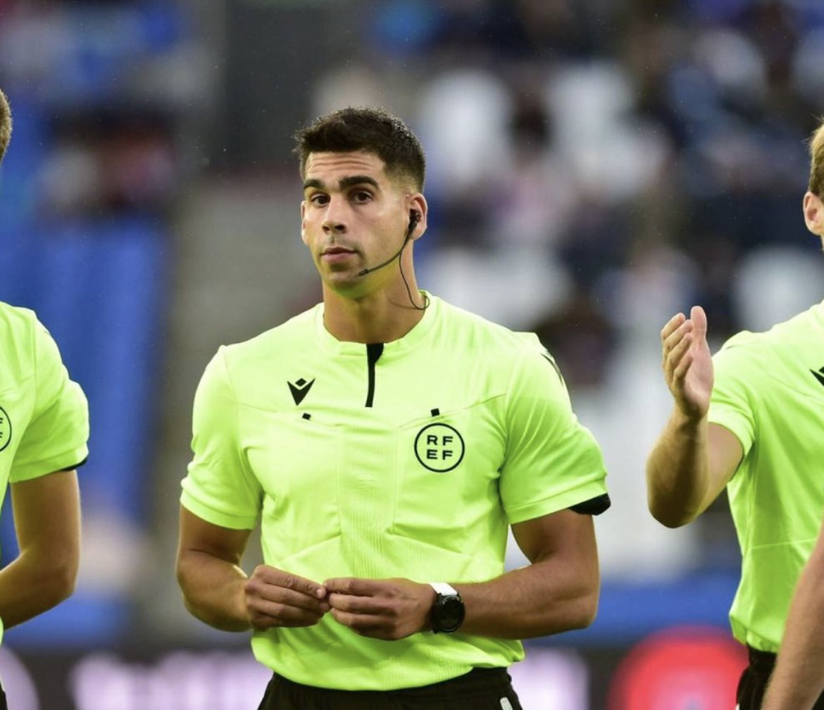 Miguel González Díaz, el mismo que frustró la escalada del <a href="/racingferrolsad/">Racing Club Ferrol</a> con una actuación bochornosa y delirante en Butarque, vuelve a liarla en A Malata.

Lo repito: decir que el nivel del arbitraje español está por los suelos es quedarse muy corto.