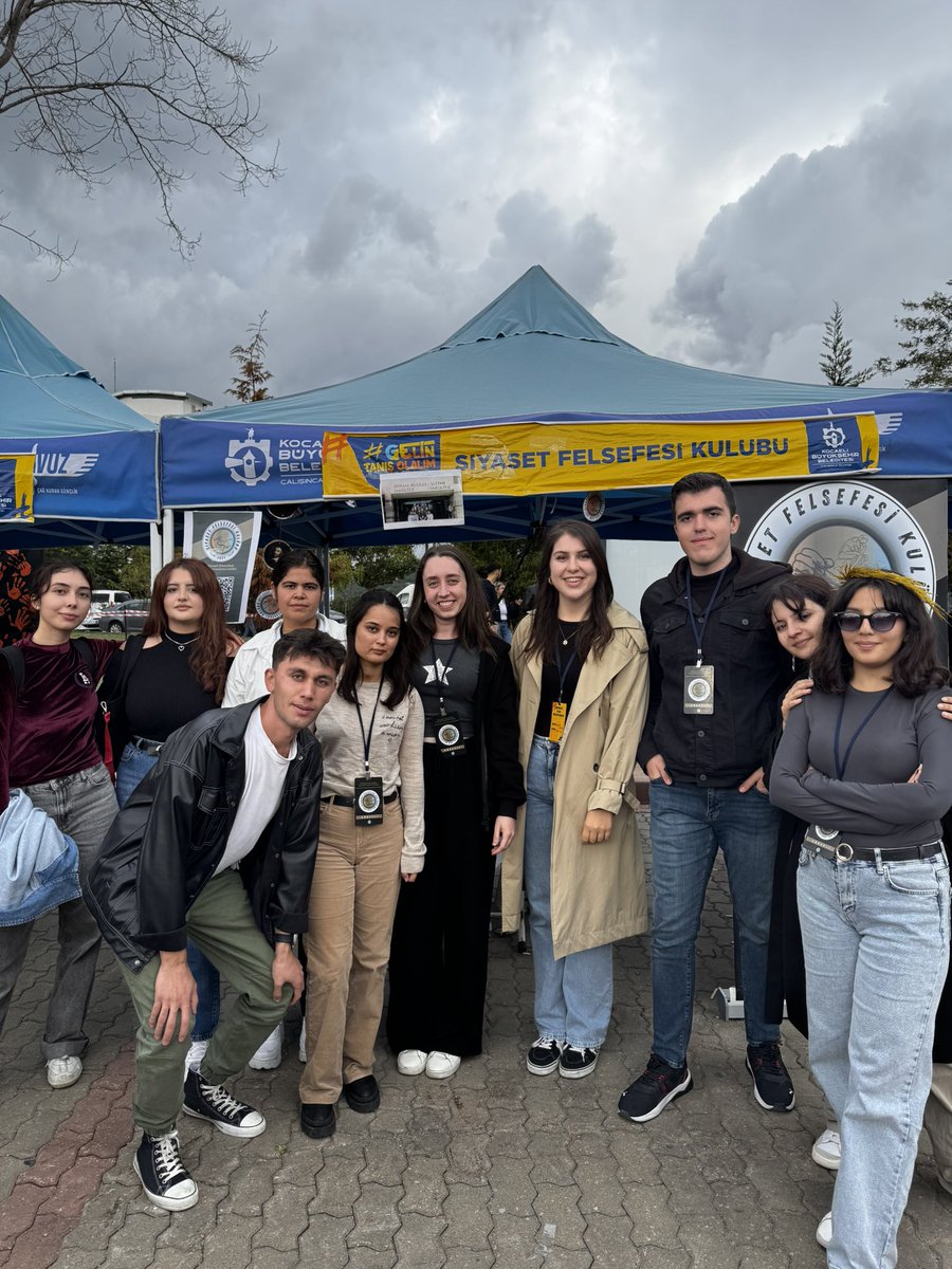 kousfk's tweet photo. Kocaeli Üniversitesi’nde 14-15-16 Ekim tarihlerinde düzenlenen Öğrenci Kulüpleri Tanıtım Günleri zamanından geriye kalan Siyaset Felsefesi Kulübü ekibi stant hatıralarımız https://t.co/o8J621v4do