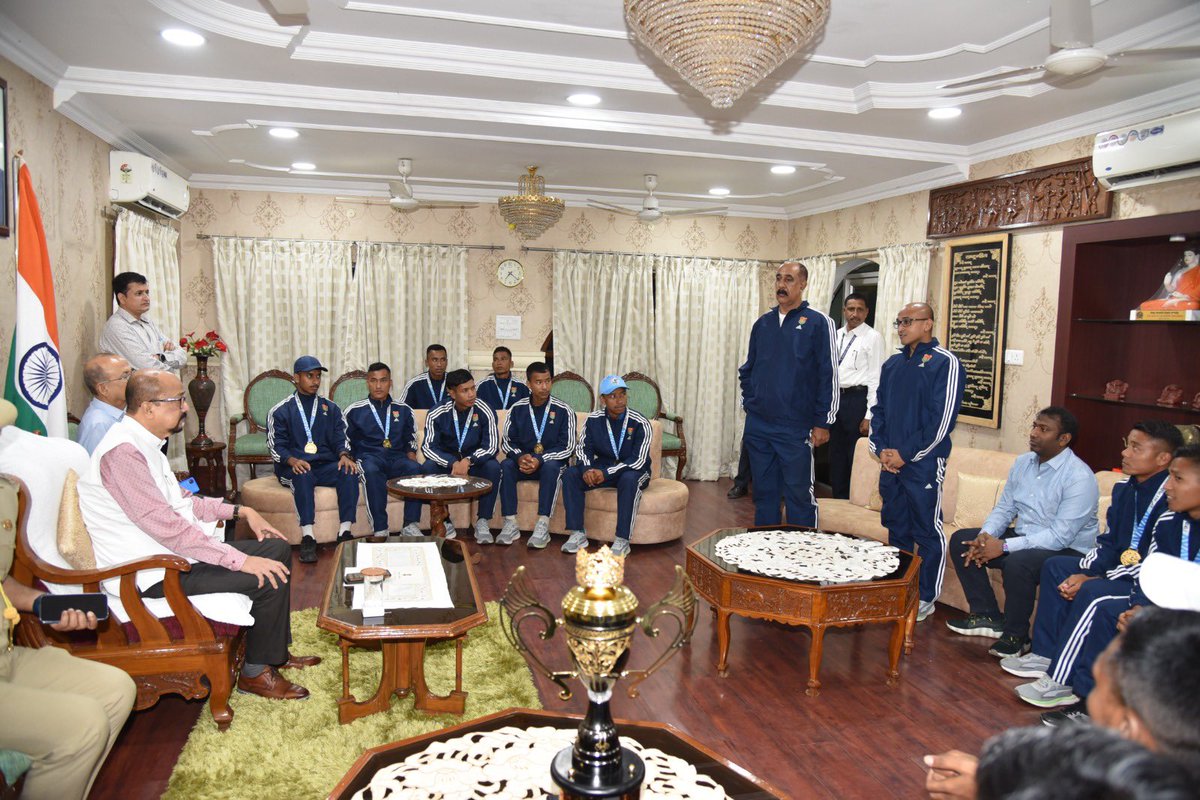 In a warm gesture , Hon’ble Governor of Chattisgarh Shri Ramen Deka invited the football team of Assam in Rajbhawan and felicitated them.