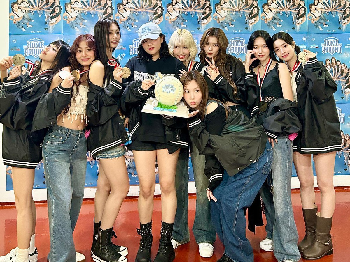 godmitzu's tweet photo. 1 RETWEET/REPLY = 1 VOTE FOR TWICE!

THIS IS MY ONE VALID VOTE FOR DAY 8 #2024MAMAVOTE #TWICE https://t.co/j2SnxBsF8C
