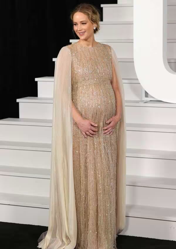 Jennifer Lawrence está embarazada de su segundo hijo. Enhorabuena a la pareja.