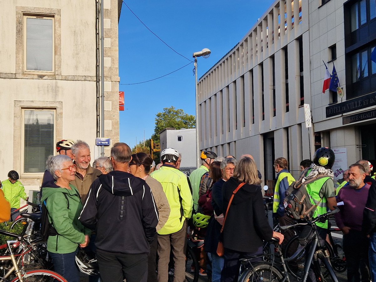 Notre groupe etait présent hier au rassemblement en hommage à Paul Varry, cycliste tué à Paris. 
L'espace public doit être pensé pour les différents modes de déplacements et pour la  sécurité de toutes et tous.