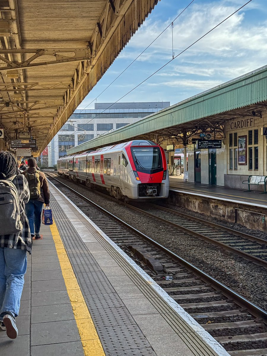 DWattsphotos's tweet image. Nice to see some 231s again. 231005 arriving into Cardiff

🚂 | 231005
💺 | @transport_wales 
📍 | Cardiff central 
📈 | 2R18 1035 Barry Island to Rhymney
🗓️ |  20.10.2024

. #train #trainspotter  #class231 #uktrainspotting #transportforwales #photography #photographer