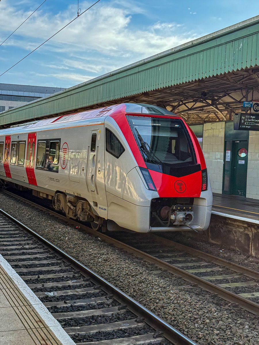 DWattsphotos's tweet image. Nice to see some 231s again. 231005 arriving into Cardiff

🚂 | 231005
💺 | @transport_wales 
📍 | Cardiff central 
📈 | 2R18 1035 Barry Island to Rhymney
🗓️ |  20.10.2024

. #train #trainspotter  #class231 #uktrainspotting #transportforwales #photography #photographer