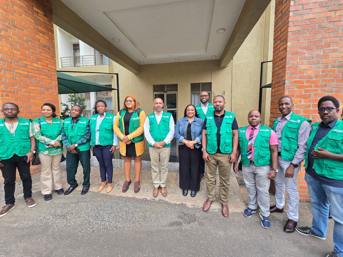 cheekahbal's tweet photo. @AfricaCDC is actively responding to the #Marburg #outbreak in #Rwanda, offering technical expertise and strategic implementation to curb the spread of the virus. Outside the field to strengthen PH #surveillance. https://t.co/ldSNMSt6lr