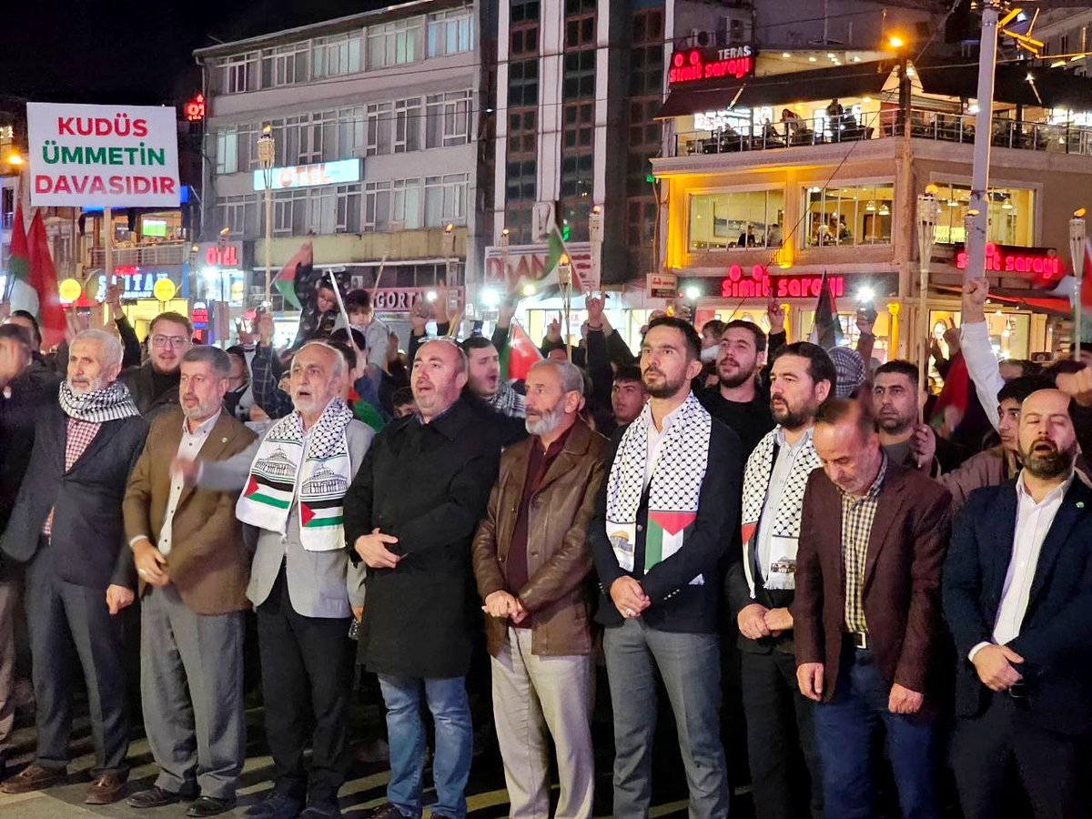ZekiAras16's tweet photo. LİDERLERİMİZ VE KARDEŞLERİMİZ ŞEHİD OLURKEN YERİMİZDE OTURMAYACAĞIZ!

Bursa'nın merkezinden Gazze, Kudüs ve Lübnan için destek yürüyüşü düzenledik. Sesimizi, soluğumuzu kardeşlerimiz için feda edercesine haykırdık. Yaşanan zulmü anlattık. Şehid Yahya Sinvar için gıyabi cenaze kılıp dualar ettik.

Bursa'nın merkezini tekbir sesleri ile inleten kıymetli vatandaşlarımıza, kadın kollarımıza, gençlik kollarımıza ve programda emeği geçen tüm dava arkadaşlarıma yürekten teşekkür ediyorum. 

Rabbim Gazze'nin ve Kudüs'ün özgürlüğüne bizleri şahit kılsın.