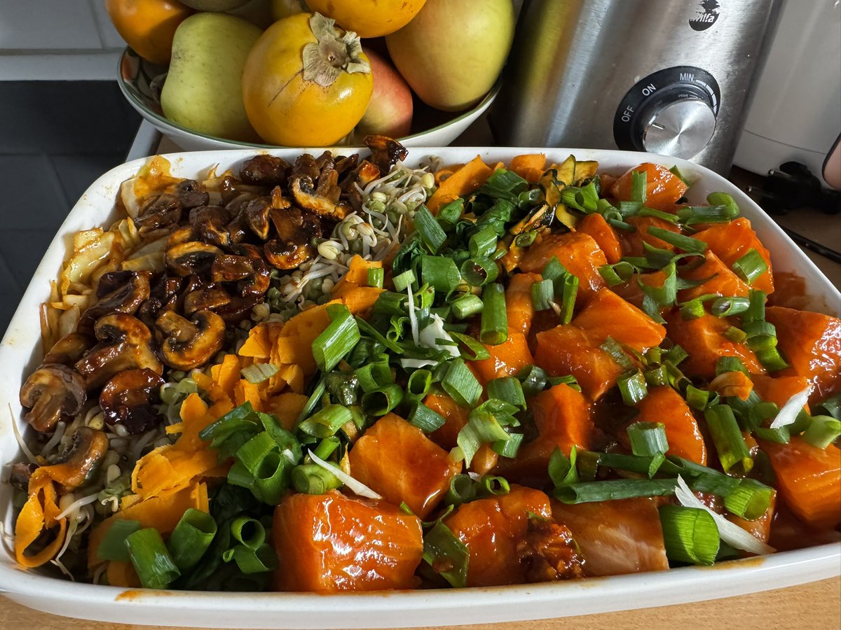 Syysloman loppumisen kunniaksi valmistuu uunissa korealainen bibimbap. Riisivuoka on täynnä kasviksia ja lohta sekä rutkasti mausteita. Uunin  jälkeen lisään vielä kouluttavan makoisan kimchin ja kaikkea muuta höystettä. Nam!😋