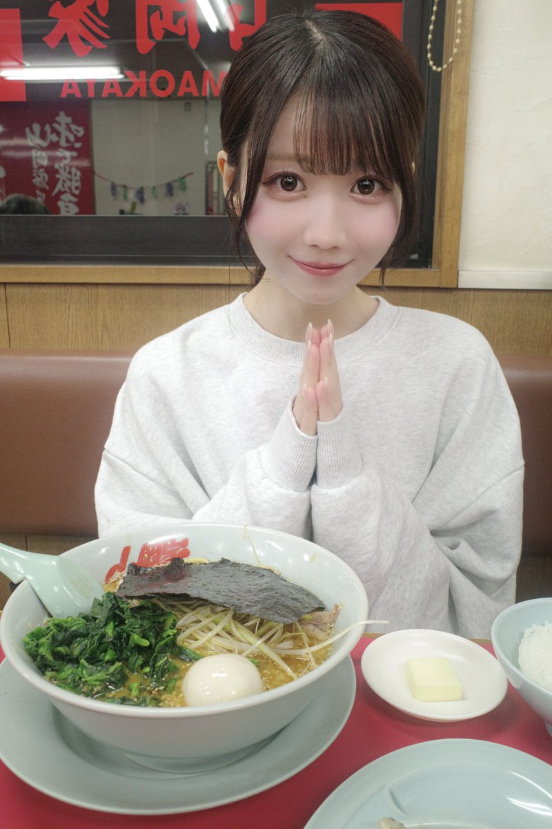 otani_emiri's tweet photo. 初めての山岡家❣️
念願！やっと行けました〜！！🍜

特製味噌ネギラーメン 背脂変更
ほうれん草 味玉 バター 固め 多め 普通
半ライス、餃子🍚🥟最高❗️

\ クセになる味 ラーメンの山岡家♪ / https://t.co/Dk4xpHCzNV