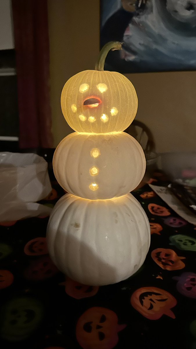 ItzaMeBT's tweet photo. My pumpkin carving this year: minimum effort, maximum effect. https://t.co/KEVVBvirN2