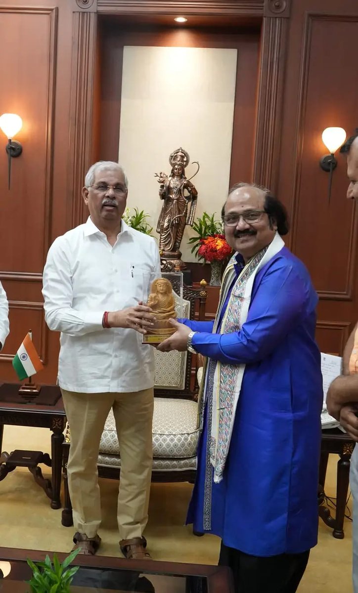 Rajyapal Rajendra Arlekarjee Honored me at Rajya bhawan patna. He is a simple and kind soul with so much of knowledge of Indian classical music. 
<a href="/rajendraarlekar/">Rajendra Arlekar</a> 
<a href="/ClassicalMusic_/">Classical Music</a> @bansuri
<a href="/spicmacaybihar/">SPIC MACAY BIHAR</a> <a href="/flute/">Jean-Paul Wright</a>
