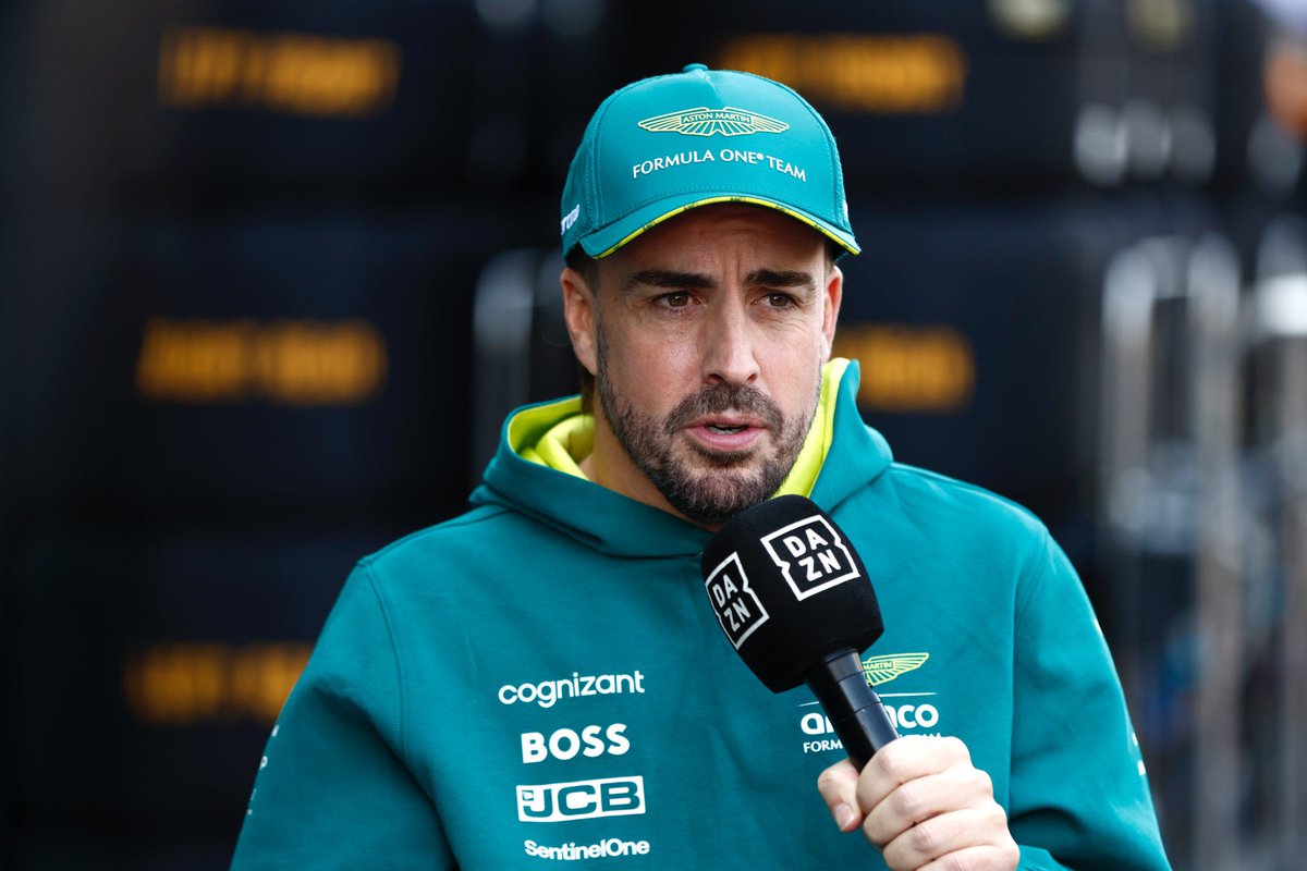 ElReyGuiri's tweet photo. 🚨 Alonso, sobre lo que echa de menos de la F1 del pasado:

"Repostar, ir rápido los domingos, el sonido del motor, los grandes patrocinadores.”

“Las chicas de la parrilla, los chicos de la parrilla... ¡Lo teníamos todo!”

[@SoyMotor] https://t.co/vC2yS3VCu4