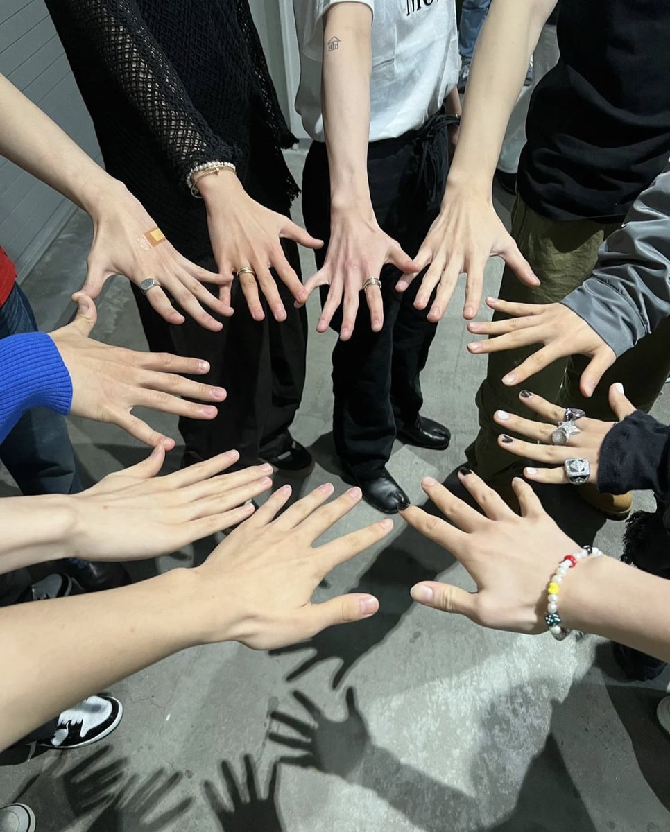 aiyo__25's tweet photo. 何十年後もこの円陣が見れますよーに💎

 #トゥメが選ぶ最高のトレジャー https://t.co/MtJQYNqNBL