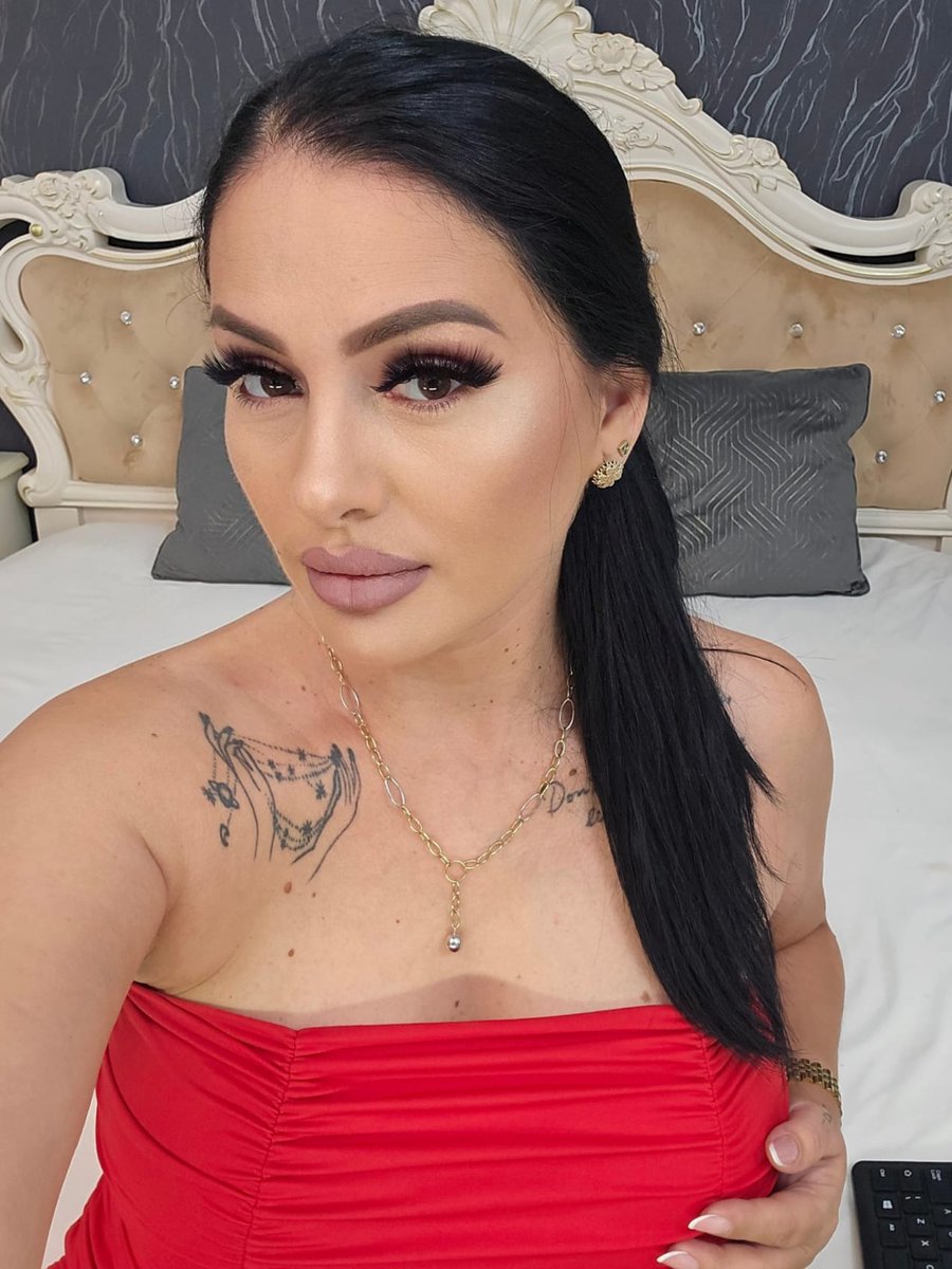 LaurenJensenLC's tweet photo. Red never looked so good. Confidence, curves, and all the elegance of a woman who knows exactly what she wants. 🔥❤️
👉https://t.co/guVppDqznT 🐭🔥
@chb_model 

#LadyInRed #MatureAndMesmerizing #TimelessTemptation #Chaturbate https://t.co/5wm3uiayok