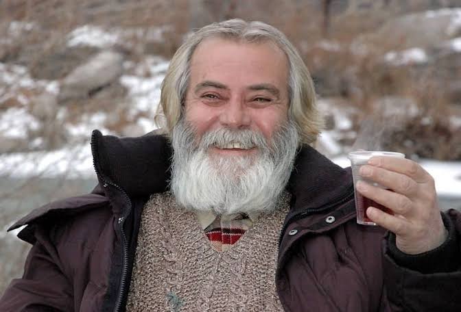 Sizler bizi, Devrimci, Atatürk'çü, Lâik diye fişlediniz.. 

Tarih sizi, Satılık vatan hainleri olarak fişledi.. Bütün farkımız bu.. 

(Tarık Akan)