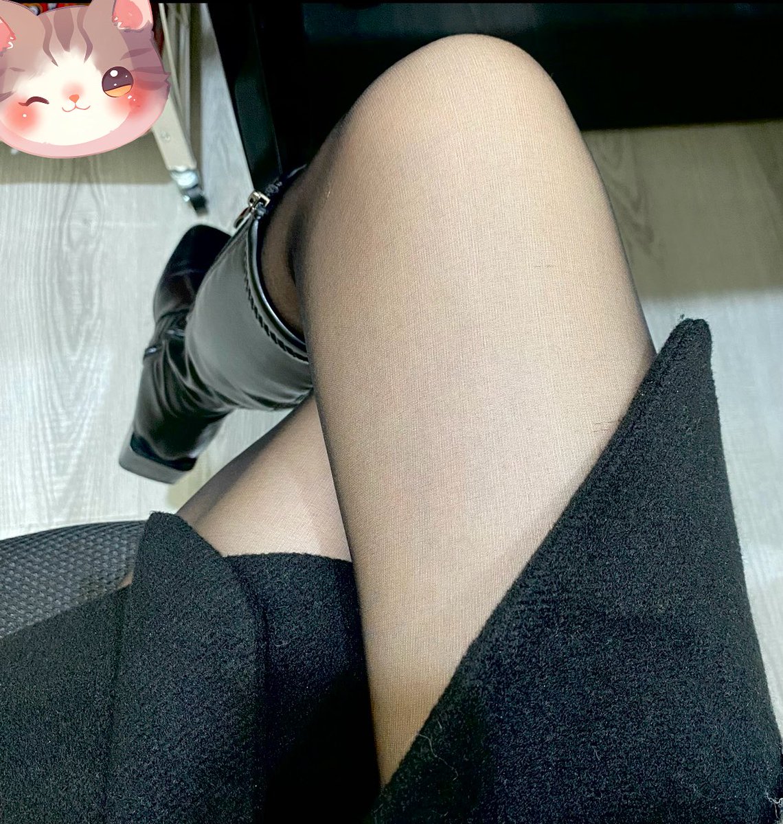 Kari__John's tweet photo. 几天没登上了，涨了好多粉丝😝
又到了我最喜欢的丝袜季节 #丝袜 https://t.co/HCL9orOhiw