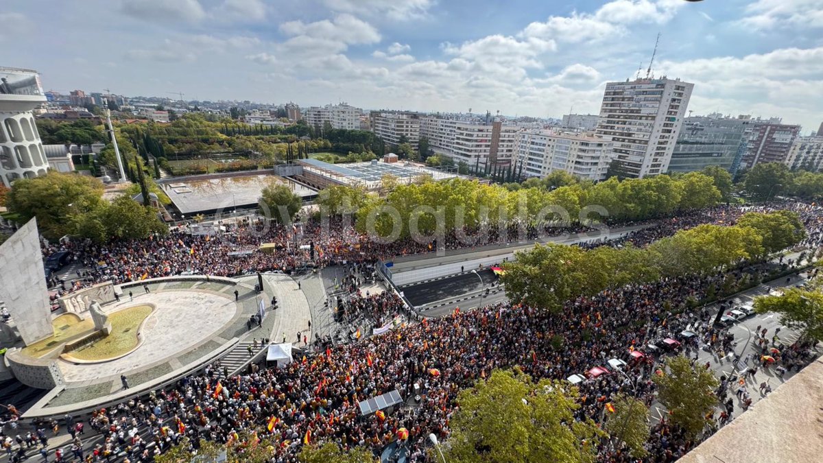 vitoquiles's tweet photo. LLENO hasta la bandera para manifestarse contra el autócrata Pedro Sánchez en la Plaza de Castilla. https://t.co/4hFEWfK8sE