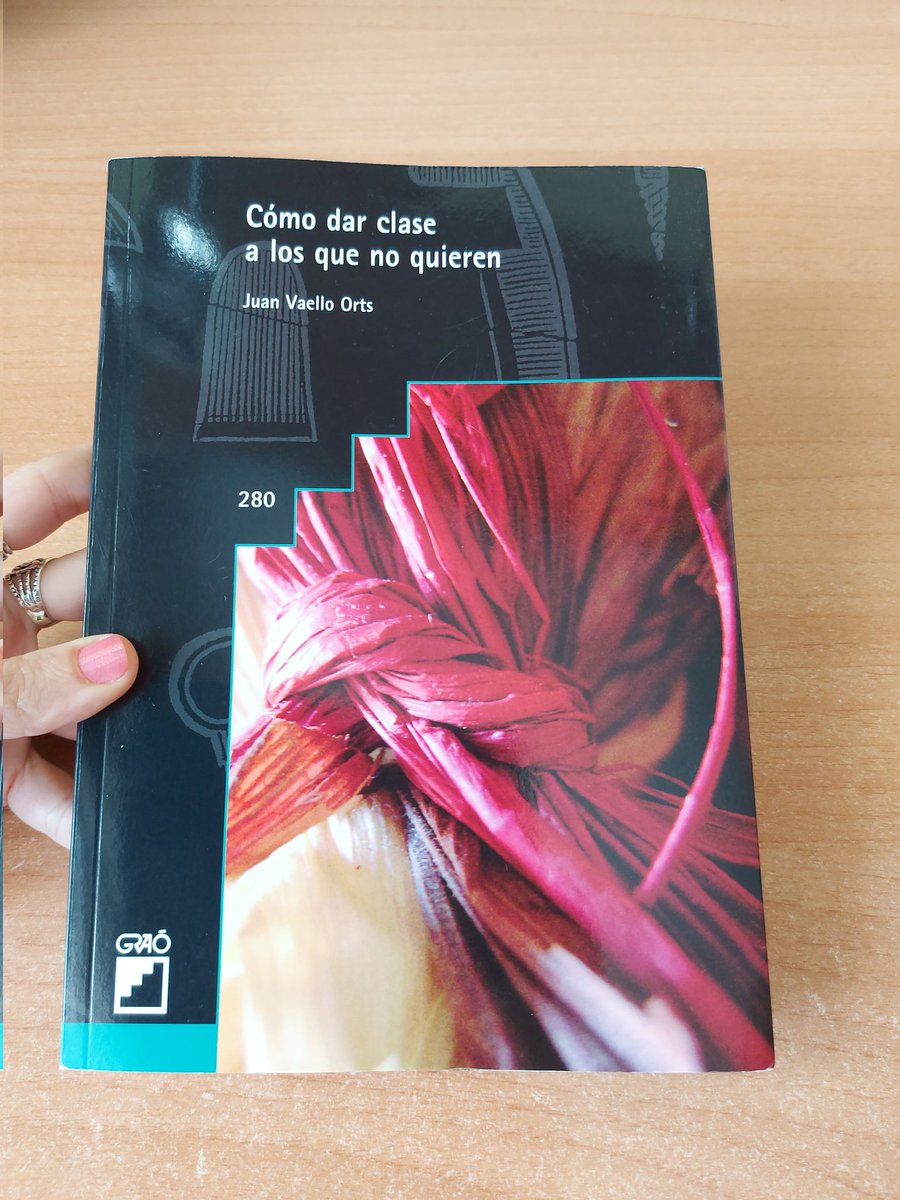 tableroalaula's tweet photo. Tras terminar este libro que empecé en verano y tomar apuntes sobre ideas, actividades y estrategias acerca de la gestión y control de la clase, y otros aspectos muy interesantes a tener en cuenta en nuestra práctica docente...
(Recomendación para el #claustrovirtual, @imgende) https://t.co/djky82ijhi