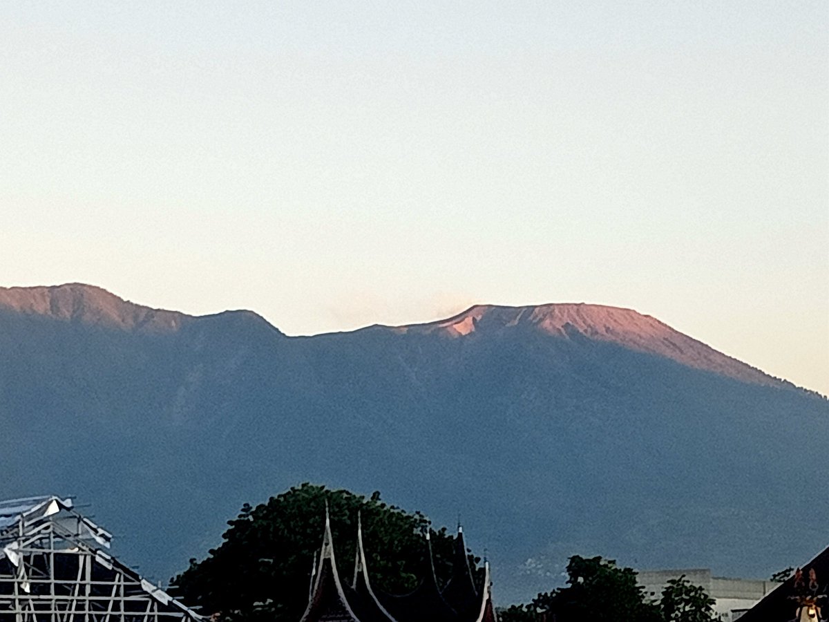 pas_bkt19's tweet photo. Marapi https://t.co/AzttA0h06q
