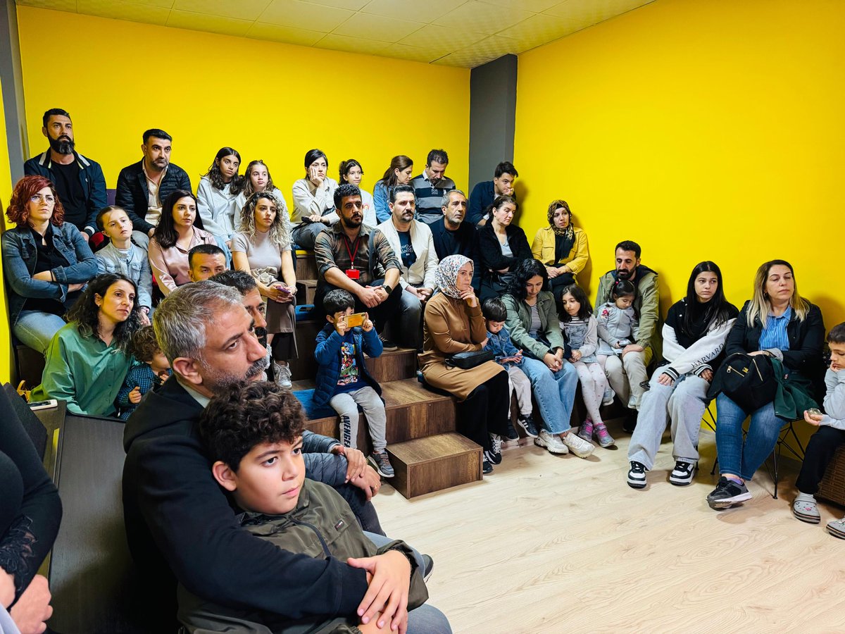 Bugün KubilayGöçli Sanat Merkezinde çok keyifli bir söyleşi gerçekleştirdik. Katılım sağlayan herkese, Şair arkadaşlarıma, sanat merkezinin bütün hocalarına ve Canım Nurdan Ünal’a sonsuz teşekkürler 🍀