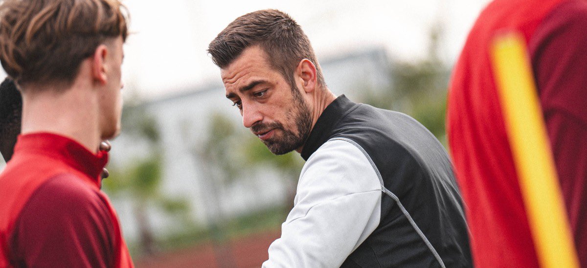 sachatavolieri's tweet photo. 🔴 Infos #RSCL : 
🔚🇩🇪 C’est fini entre Oliver Krause et le #Standard de Liège ! Le coach allemand du #SL16FC - actif en National 1 - a été démis de ses fonctions ce dimanche. #mercato #JPL #CPL https://t.co/vxJFuW2srb