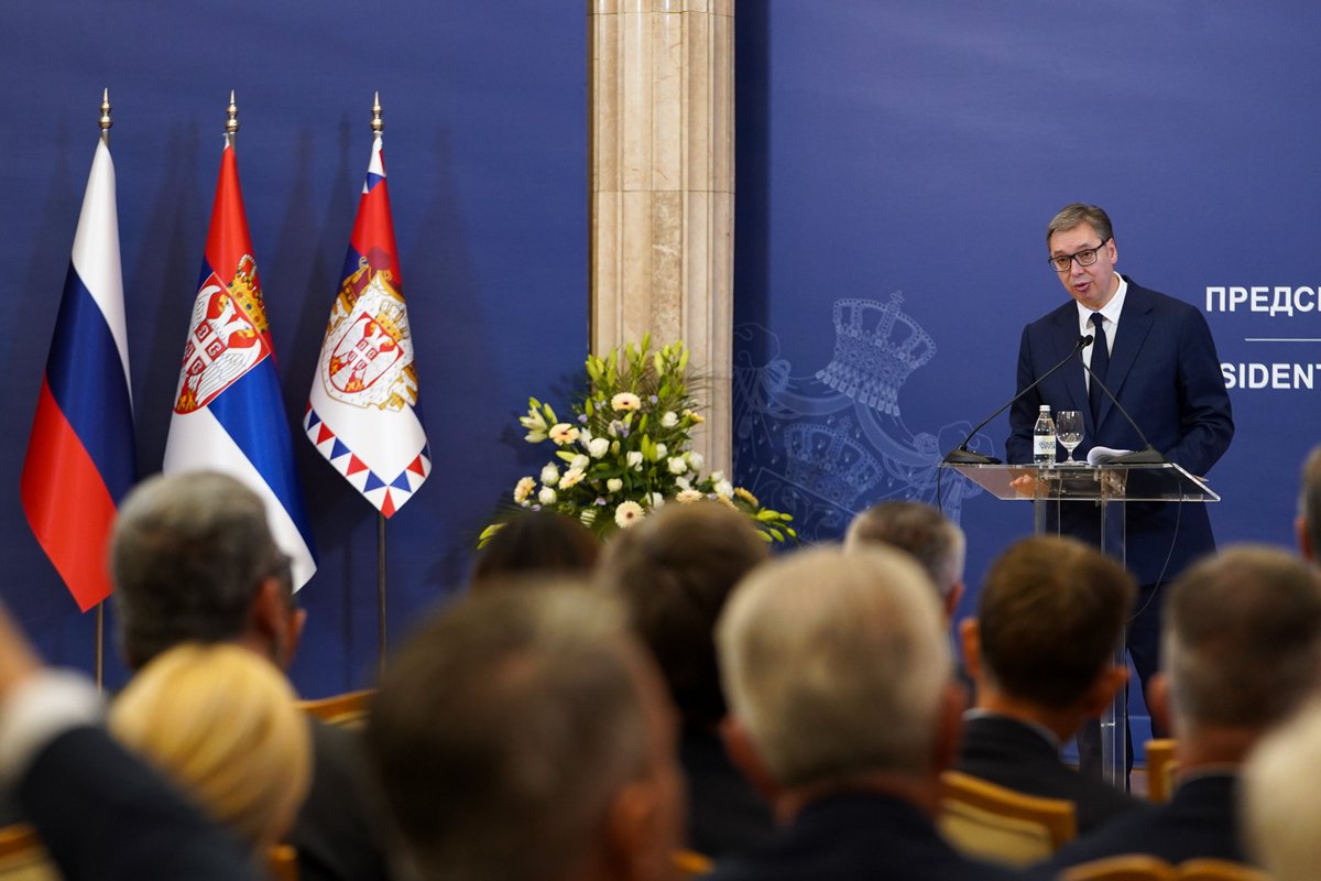 sns_srbija's tweet photo. Председник Републике Србије Александар #Vucic @avucic изјавио је, отварајући изложбу поводом 80 година од ослобођења Београда, да је та изложба део политике коју Србија води и да је представљен само мали део пута у борби за слободу. https://t.co/39AWRz967D https://t.co/8Tnk4ahcoP